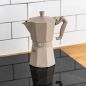 Preview: Eine Bialetti Exclusive Moka Express Induktion creme auf einem Induktionskochfeld