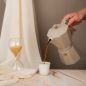 Preview: Kaffee ausschenken mit der cremefarbenen Bialetti Moka Express Induktion