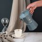 Preview: Kaffee ausschenken mit der grauen Bialetti Moka Express Exclusive Induktion