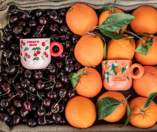 Preview: Mercato Della Frutta 2er Set Kaffeebecher auf einem Obstmarkt