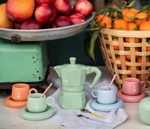 Preview: 4er Set Espressotassen auf dem Tisch eines Obstmarktes