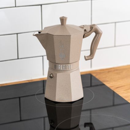 Preview: Eine Bialetti Exclusive Moka Express Induktion creme auf einem Induktionskochfeld