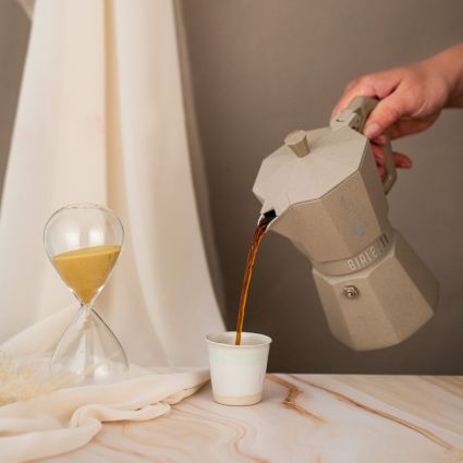 Preview: Kaffee ausschenken mit der cremefarbenen Bialetti Moka Express Induktion