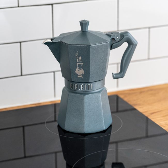 Eine Bialetti Exclusive Moka Express Induktion grau auf einem Induktionskochfeld