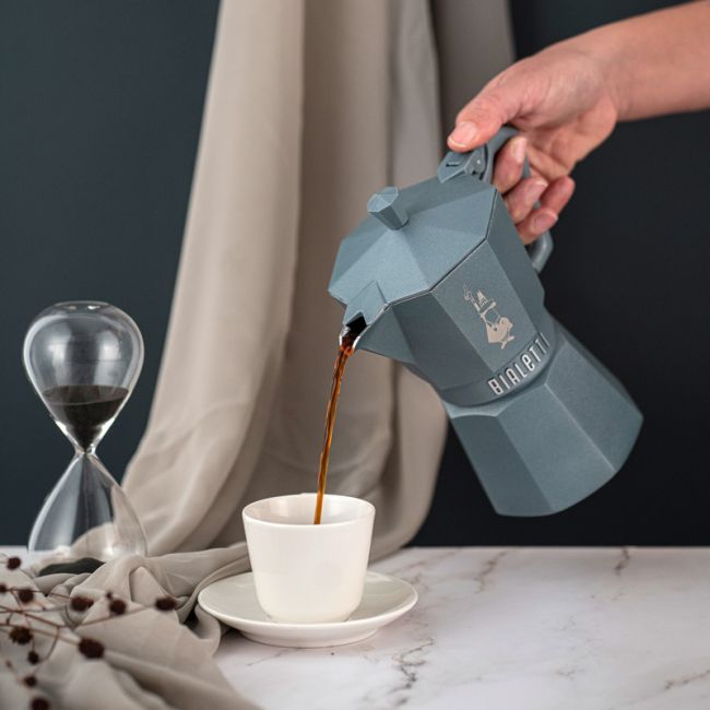 Kaffee ausschenken mit der grauen Bialetti Moka Express Exclusive Induktion