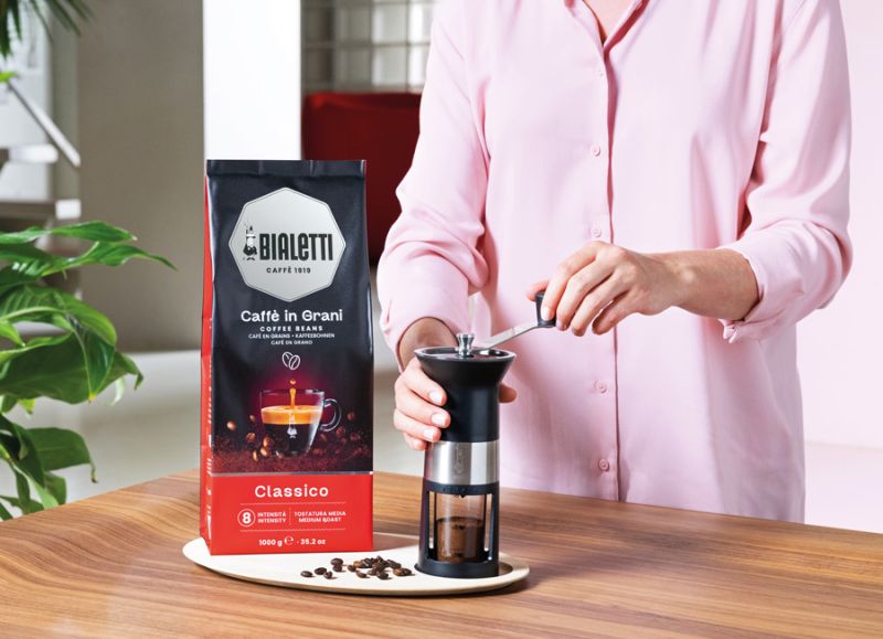 Caffe in Grani Classico wird in der Bialetti Kaffeemühle gemahlen