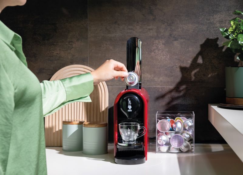 Bialetti Kapselhalter neben Gioia Kapselmaschine