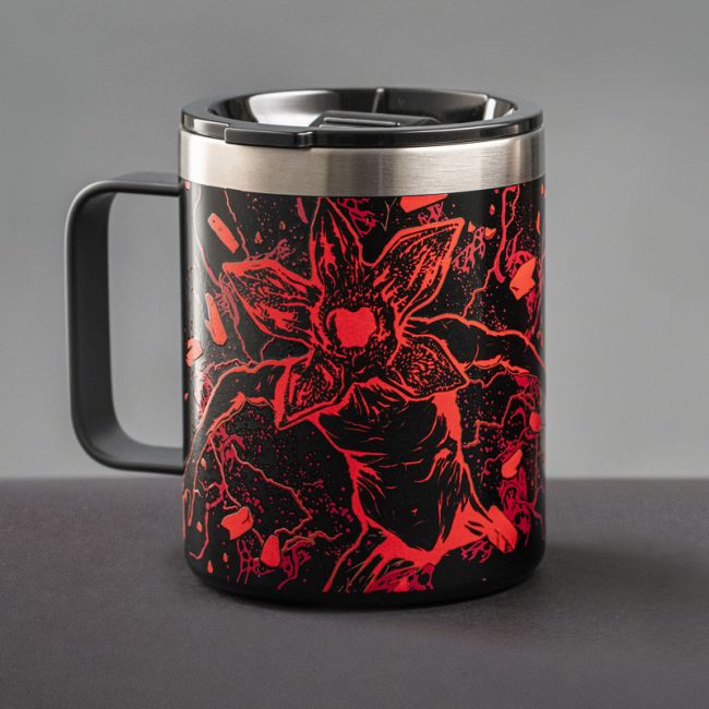 Der Stranger Things Mug bei Tageslicht